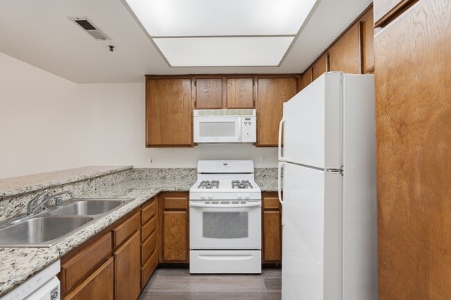 Building Photo - 2559 Plaza del Amo
