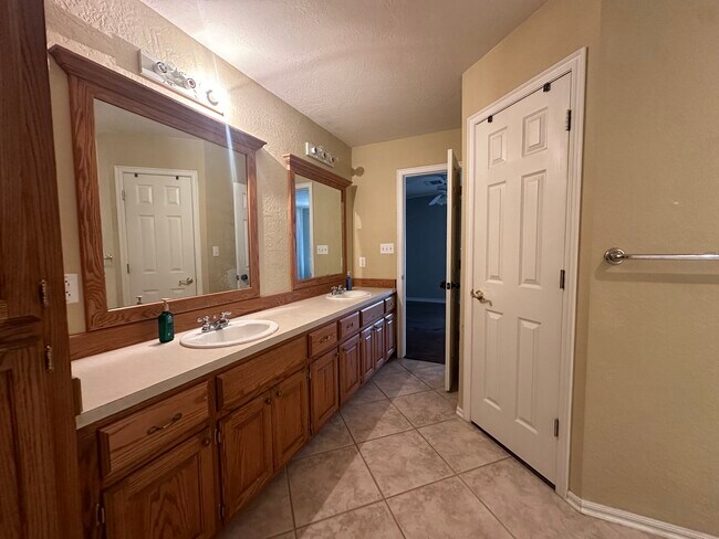 Building Photo - 6816 SW Drakestone Blvd