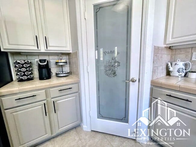 Building Photo - Stunning, 5BD/3BA Home, in West Sacramento with a Pool and BBQ!