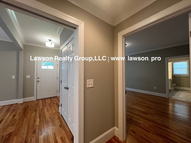 Building Photo - 2337 Martin Ln SW