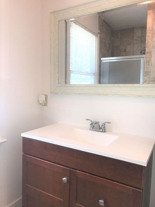 Building Photo - Country Living Rental located just off Int...