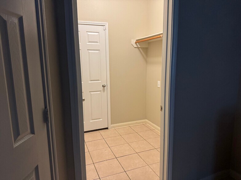 Building Photo - 504 Riverbed Dr