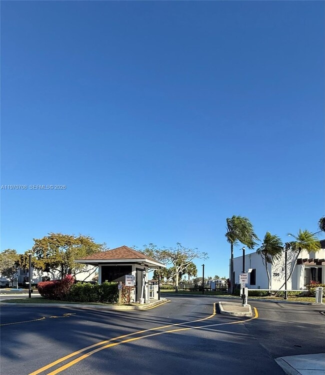 Building Photo - 201 Lake Pointe Dr