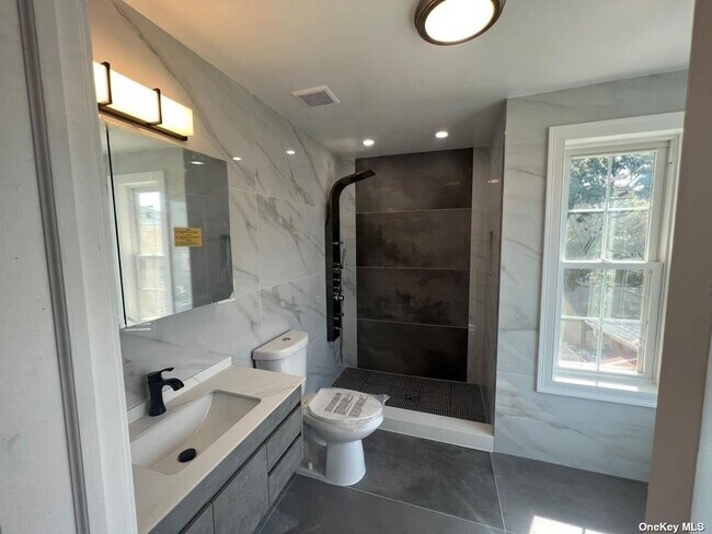 Building Photo - 14-34-34 Dunbar St