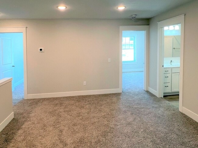 Building Photo - 4 Bedroom Townhome - Holland South Side