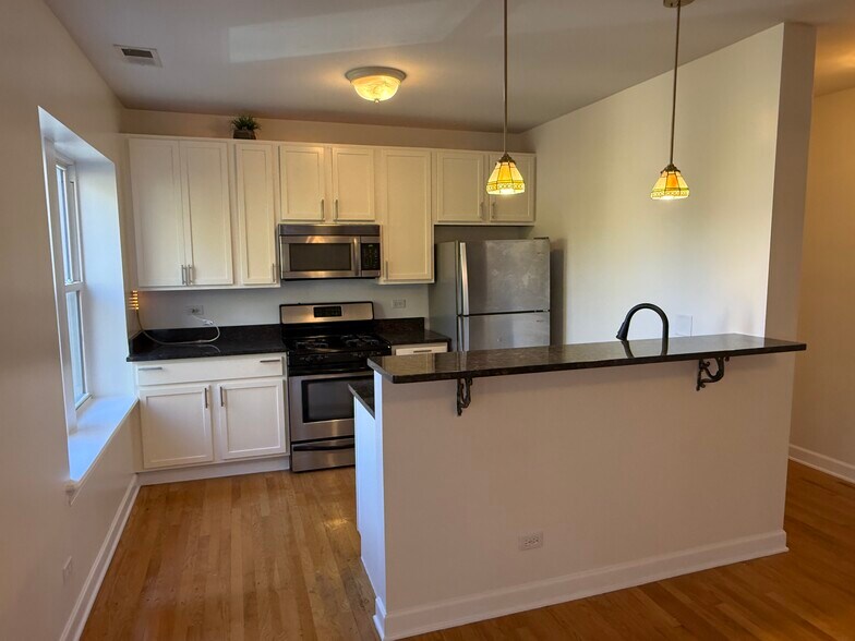 Building Photo - 6204 N Claremont Ave