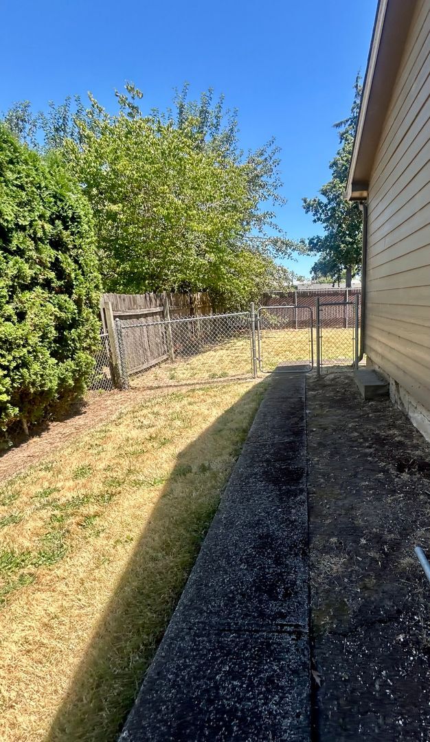 Building Photo - Three Bedroom Home (NE Salem)- W/D Hookup & Fenced Backyard