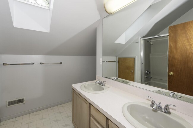 Building Photo - 1616 Morton Ave