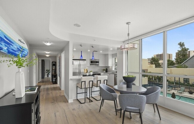 Building Photo - 555 Front St