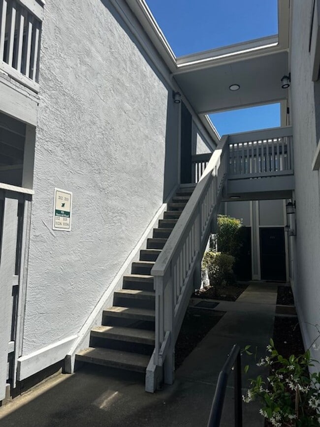 Building Photo - 2 bedroom & 1 bath condo in a parklike set...