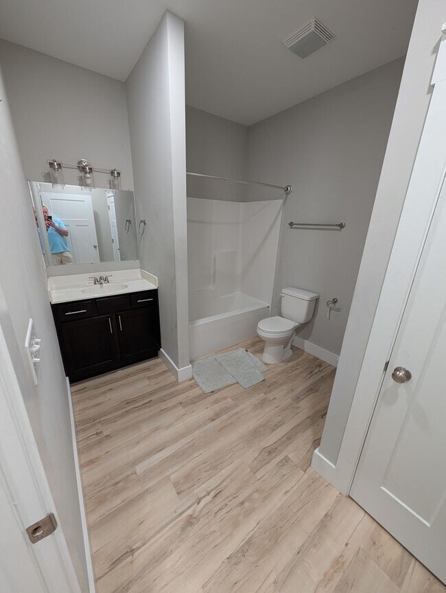 Building Photo - Beautiful home 3 minutes from ETSU!