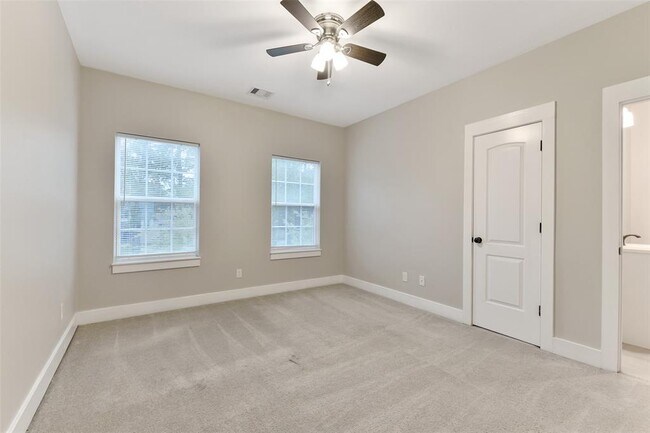 Building Photo - 15407 Cypress Gdns Dr