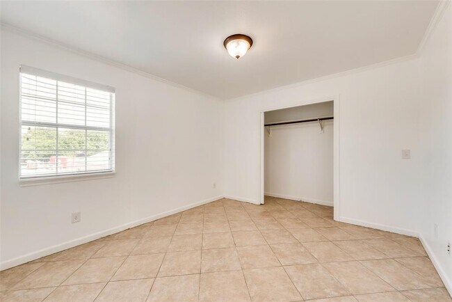 Building Photo - 633 Rose Garden Dr