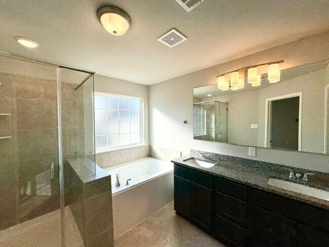 Building Photo - 4/3 house in Midway ISD.