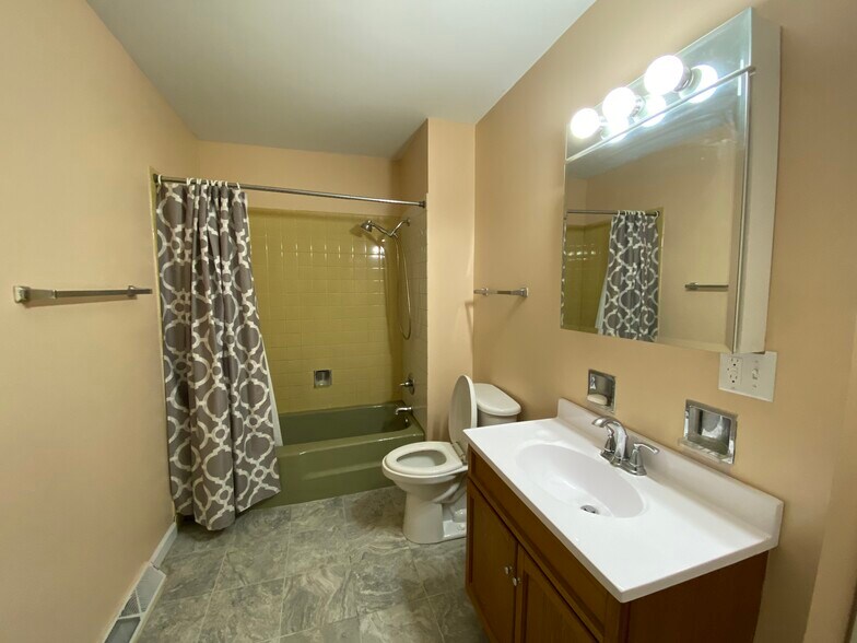 Building Photo - 519 Racine Ln