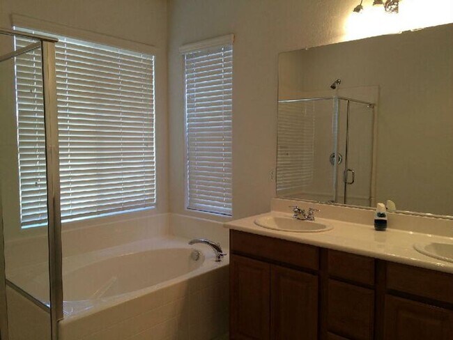 Building Photo - 10559 La Campana St