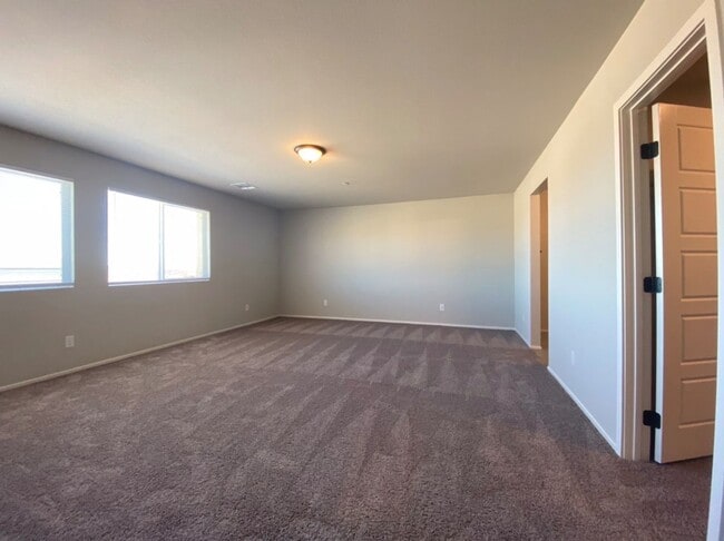Building Photo - AMAZING GATED 3 BED 2.5 BATH 2 CAR GARAGE !