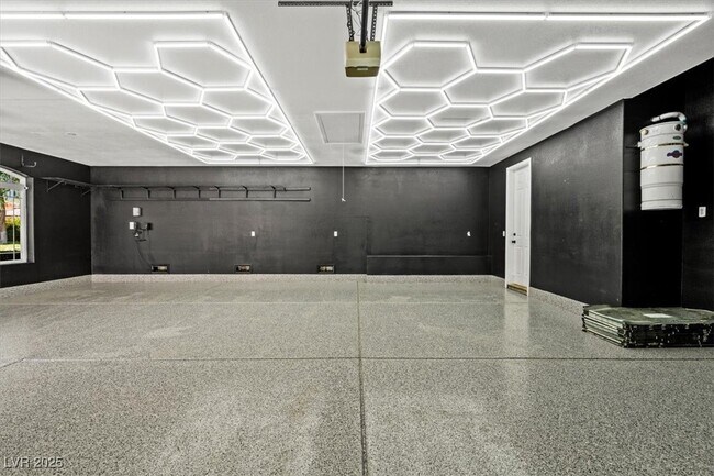 Building Photo - 8000 Silver King Dr