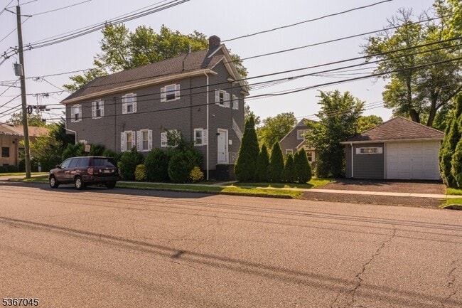 Building Photo - 128 E Grove St