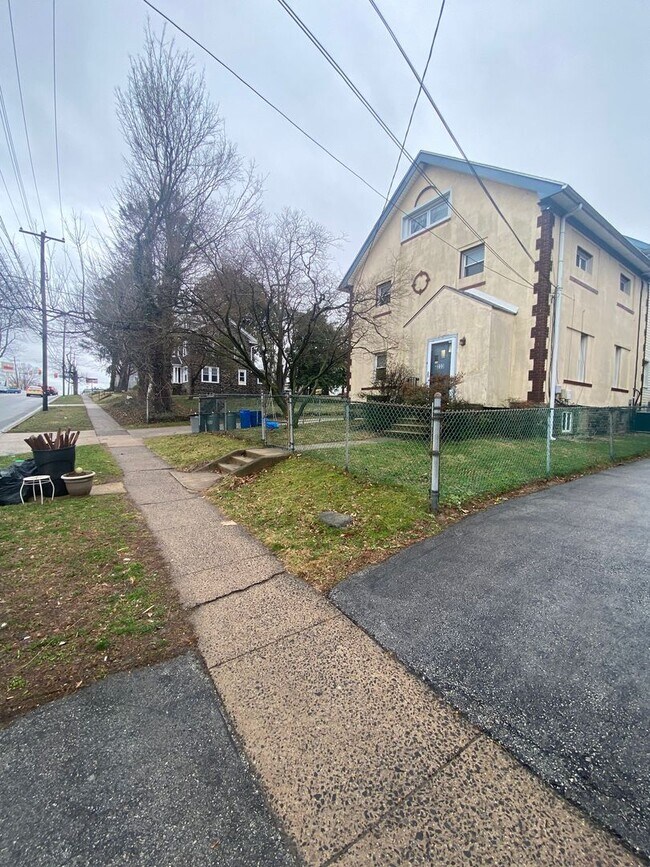 Building Photo - 233 S State Rd