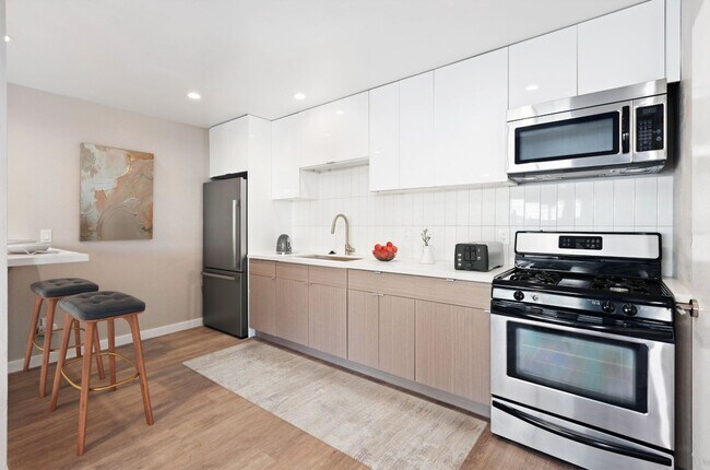 Building Photo - Awesome Updated 1 Bedroom apartment @ The Steelio with parking, pool and AC! EV Chargers!