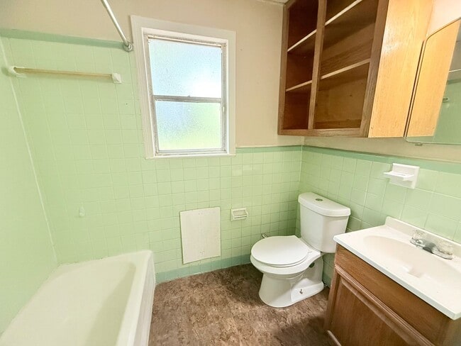 Building Photo - Cozy 2-Bedroom Cottage - Northeast Pensacola