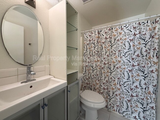 Building Photo - 2146 E 10th St