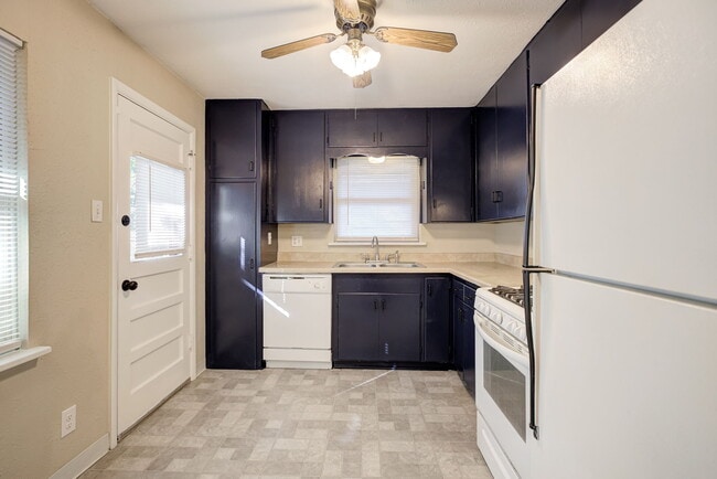 Building Photo - 806 Denison Dr