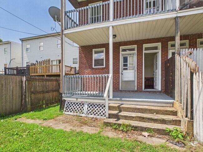 Building Photo - Large 3 Bedroom on 2nd St