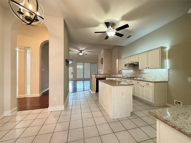 Building Photo - 1221 Hillcrest Dr