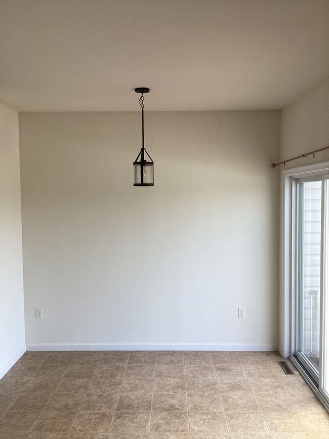 Building Photo - Bright 3 Bedroom, 2.5 Bath Townhome in Spring Grove Schools!!