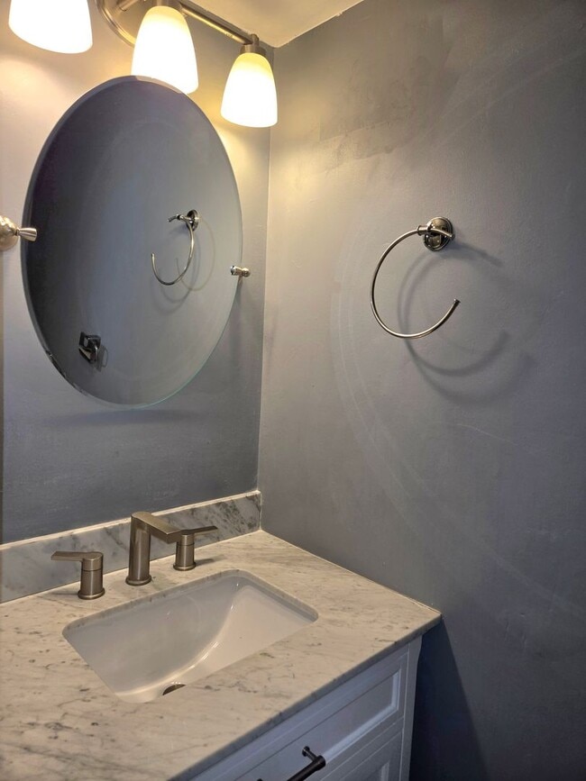 Building Photo - Spacious Five Bedroom