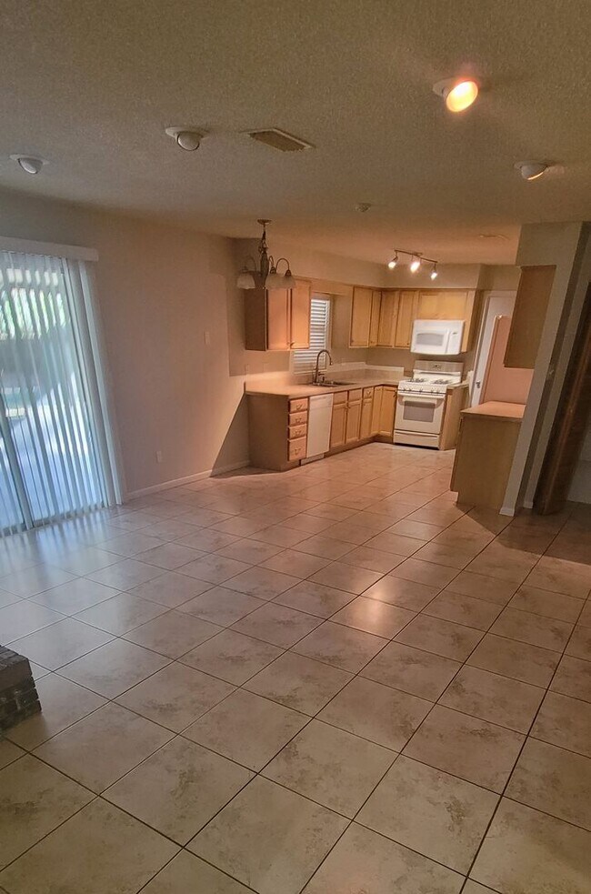 Building Photo - 2220 NW 14th Ave