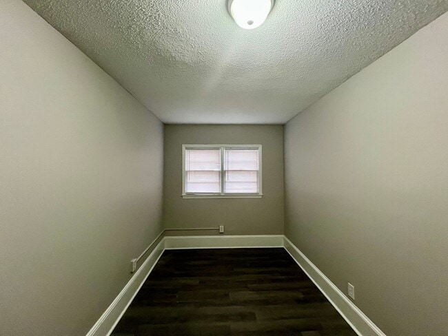 Building Photo - Three bedroom, 1 bath house in Burlington