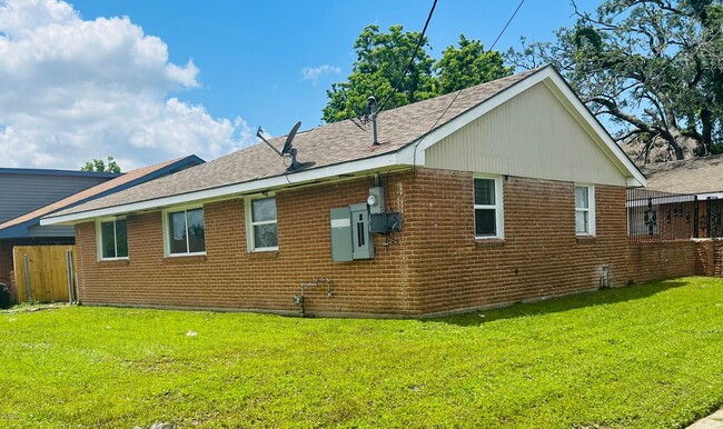 Building Photo - NEW ORLEANS - 4 Bedroom Home Immediately A...