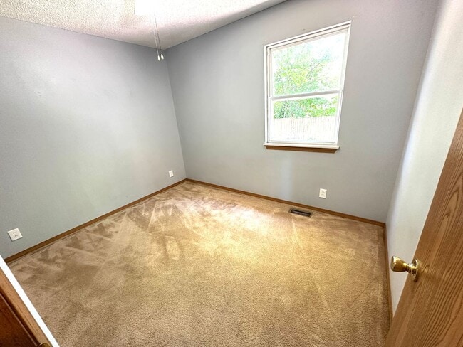 Building Photo - For Lease: 3 Bed, 2 Bath Central Joplin-$1200