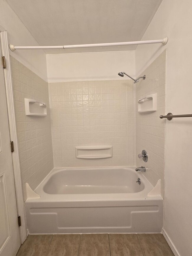 Building Photo - Steilacoom Gardens (HOA), 2 bedroom, 1 bath Townhome Style Condo. $300 off of the 1st full month ...