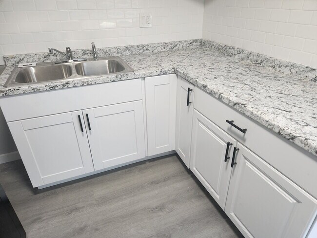 Building Photo - NEWLY RENOVATED 2BD/1BA – CALL TODAY NORTH PHOENIX