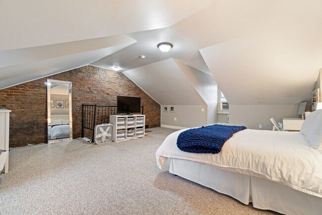 Building Photo - 5 bed, 2.5 Bath, Southside Flats
