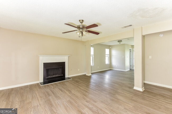 Building Photo - 3340 Glen Hollow Dr