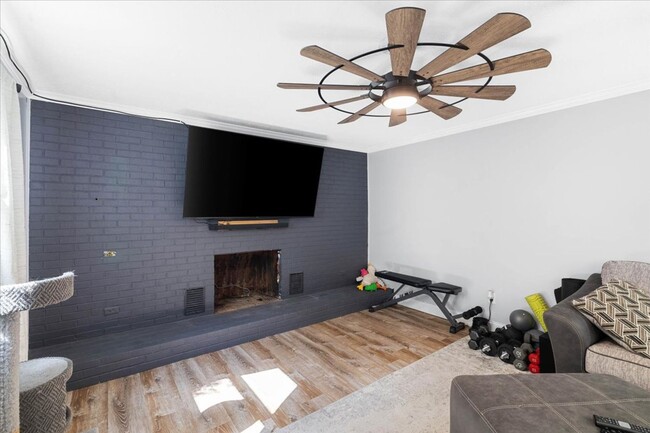 Building Photo - Spacious Home with Amazing Fenced Yard in ...