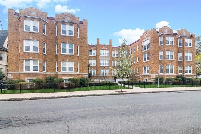 Building Photo - 170 Maple St