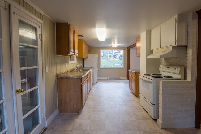 Building Photo - 3 bedroom 1 bathroom house close to Hendricks Park!