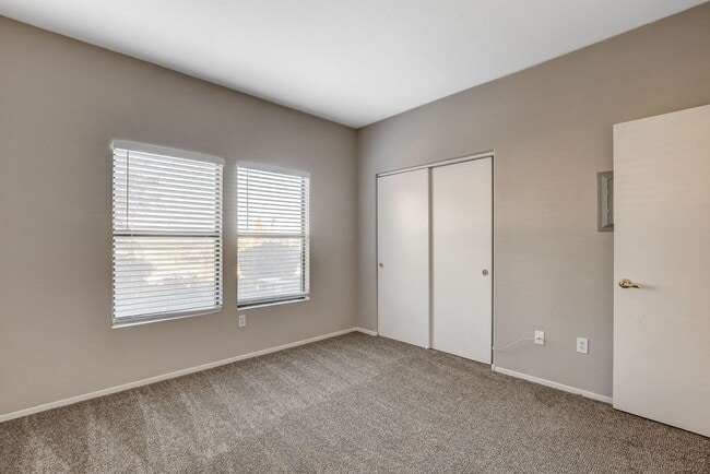 Building Photo - Beautiful downstairs 3 bdrm 2 Bath Condo w...