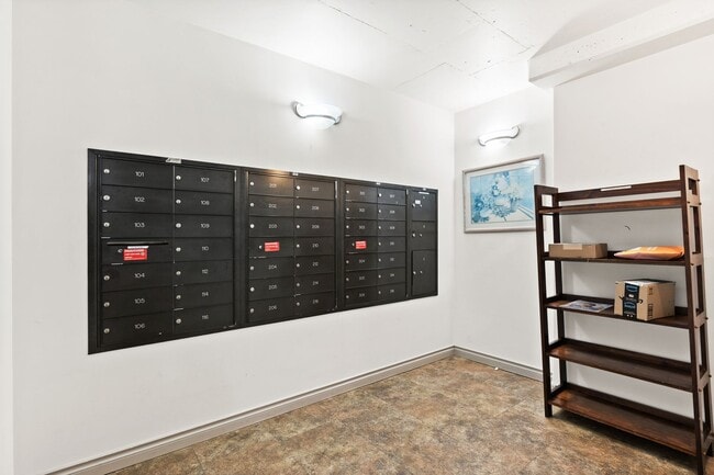 Building Photo - Modern 2-Bedroom Condo in Shoreline with Stylish Finishes