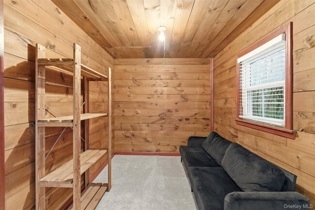 Building Photo - 327 W Neck Rd