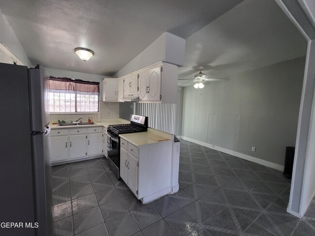 Building Photo - 302 Limonite Cir