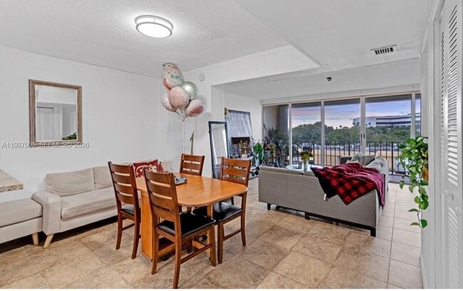 Building Photo - 9240 Fontainebleau Blvd