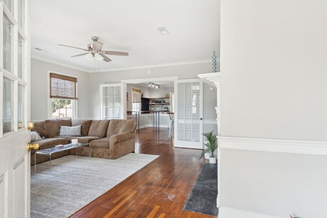 Building Photo - Spacious Three Bedroom Apartment on Calhoun Street