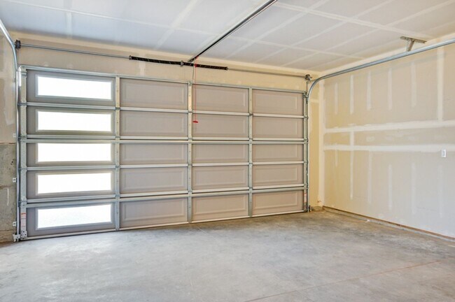 Building Photo - 8422 63rd Pl NE